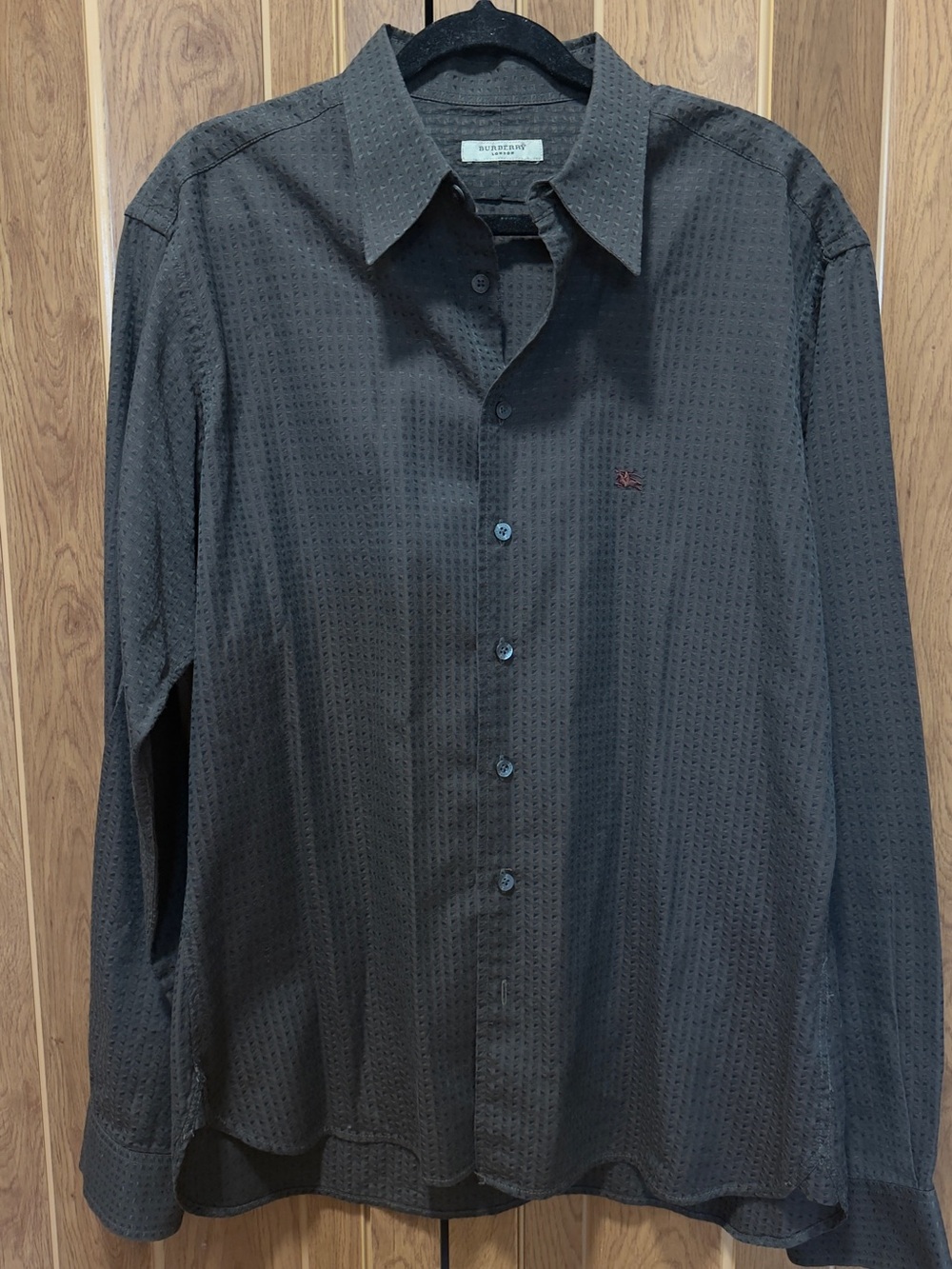 Brown Burberry long-sleeve shirt
Size M